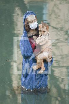 2020-04-09 - Installazione della Madonna dell'Acqua Lurida alla Specola - Opera di sensibilizzazione di Federico Soffiato - MADONNA DELL'ACQUA LURIDA CON LA MASCHERINA - REPORTAGE - ART