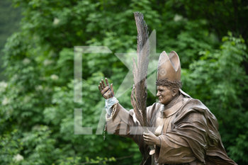 2020-05-18 - La statua del Santo Papa Karol Wojtyla presso il santuario della Jenca sul Gran Sasso. - CENTENARIO NASCITA GIOVANNI PAOLO II - REPORTAGE - RELIGION