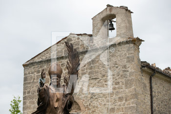 2020-05-18 - La statua del Santo Papa Karol Wojtyla presso il santuario della Jenca sul Gran Sasso. - CENTENARIO NASCITA GIOVANNI PAOLO II - REPORTAGE - RELIGION