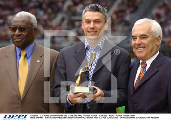 2001-09-04 - ATHLETICS - IAAF WORLD CHAMPIONSHIPS 2003 - PARIS 2003 (FRA) - STADE DE FRANCE - 31/08/2003 - PHOTO : FRANCK FAUGERE / DPPI TRIPLE JUMP MEN - JONATHAN EDWARDS (GBR) / RECEIVES THE FAIR PLAY TROPHY FROM IAAF FOR ALL HIS CAREER - ON THE LEFT LAMINE DIACK (SEN) / IAAF PRESIDENT - LAMINE DIACK HISTORICAL PHOTOS - INTERNATIONALS - ATHLETICS