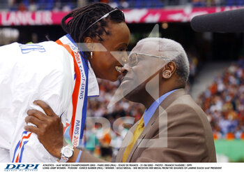 2001-09-04 - ATHLETICS - IAAF WORLD CHAMPIONSHIPS 2003 - PARIS 2003 (FRA) - STADE DE FRANCE - 31/08/2003 - PHOTO : FRANCK FAUGERE / DPPI LONG JUMP WOMEN - PODIUM - EUNICE BARBER (FRA) / WINNER / GOLD MEDAL - SHE RECEIVES HER MEDAL FROM THE GHANDS OF LAMINE DIACK IAAF PRESIDENT - LAMINE DIACK HISTORICAL PHOTOS - INTERNATIONALS - ATHLETICS