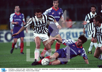 2005-01-04 - FOOTBALL - UEFA CUP 1993 - SEMI-FINAL - FIRST LEG - 06/04/1993 - JUVENTUS TURIN v PARIS SAINT GERMAIN - GIANLUCA VIALLI (JUV) / LAURENT FOURNIER (PSG) - PHOTO FLASH PRESS - FOOTBALL/JUVENTUS TURIN - OTHER - SOCCER