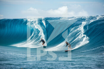 2013-03-30 - SURFING hawaïan surfers Albee Layer and Billy Kemper tow-in surf the same wave at Teahupoo during a huge swell on September 11, 2014 at Teahupoo in Tahiti, French Polynesia - OLYMPIC GAMES - PARIS 2024 - TEAHUPOO SURF SPOT - OLYMPIC GAMES PARIS 2024 - OLYMPIC GAMES