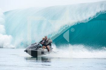 2013-03-30 - SURFING Media team at work at Teahupoo during a big swell on September 12, 2014 at Teahupoo in Tahiti, French Polynesia - OLYMPIC GAMES - PARIS 2024 - TEAHUPOO SURF SPOT - OLYMPIC GAMES PARIS 2024 - OLYMPIC GAMES
