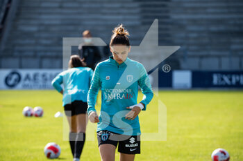 2014-01-18 - Sophie Vaysse of Paris FC warms up ahead of the Women's French championship, D1 Arkema football match between Paris FC and ASJ Soyaux Charente on October 16, 2021 at Robert Bobin stadium in Bondoufle, France - PARIS FC VS ASJ SOYAUX CHARENTE - FRENCH WOMEN DIVISION 1 - SOCCER