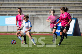 2014-01-18 - Laura Bourgouin of ASJ Soyaux controls the ball during the Women's French championship, D1 Arkema football match between Paris FC and ASJ Soyaux Charente on October 16, 2021 at Robert Bobin stadium in Bondoufle, France - PARIS FC VS ASJ SOYAUX CHARENTE - FRENCH WOMEN DIVISION 1 - SOCCER