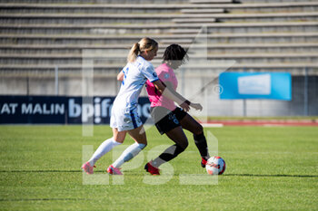 2014-01-18 - Sydney Blomquist of ASJ Soyaux and Oriane Jean Francois of Paris FC fight for the ball during the Women's French championship, D1 Arkema football match between Paris FC and ASJ Soyaux Charente on October 16, 2021 at Robert Bobin stadium in Bondoufle, France - PARIS FC VS ASJ SOYAUX CHARENTE - FRENCH WOMEN DIVISION 1 - SOCCER
