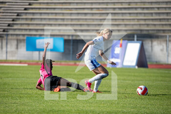 2014-01-18 - Oriane Jean Francois of Paris FC and Sydney Blomquist of ASJ Soyaux fight for the ball during the Women's French championship, D1 Arkema football match between Paris FC and ASJ Soyaux Charente on October 16, 2021 at Robert Bobin stadium in Bondoufle, France - PARIS FC VS ASJ SOYAUX CHARENTE - FRENCH WOMEN DIVISION 1 - SOCCER