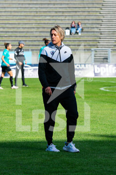 2014-01-18 - Sandrine Soubeyrand head coach of Paris FC ahead of the Women's French championship, D1 Arkema football match between Paris FC and ASJ Soyaux Charente on October 16, 2021 at Robert Bobin stadium in Bondoufle, France - PARIS FC VS ASJ SOYAUX CHARENTE - FRENCH WOMEN DIVISION 1 - SOCCER