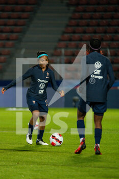 2014-01-24 - Perle Morroni of France warms up ahead of the FIFA Women's World Cup 2023, Qualifiers Group I football match between France and Estonia on October 22, 2021 at Dominique Duvauchelle stadium in Créteil, France - FIFA WOMEN'S WORLD CUP 2023, QUALIFIERS - FRANCE VS ESTONIA - FIFA WORLD CUP - SOCCER