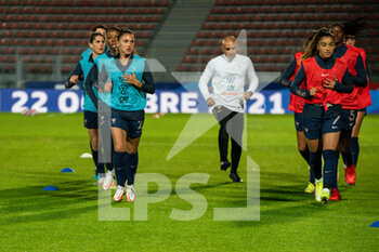 2014-01-24 - Eve Perisset of France warms up with teammates ahead of the FIFA Women's World Cup 2023, Qualifiers Group I football match between France and Estonia on October 22, 2021 at Dominique Duvauchelle stadium in Créteil, France - FIFA WOMEN'S WORLD CUP 2023, QUALIFIERS - FRANCE VS ESTONIA - FIFA WORLD CUP - SOCCER