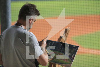 2021-09-16 - The baseball's painter Andrew Brown paints his canvas during the game - CAMPIONATO EUROPEO DI BASEBALL 2021 - QUARTI DI FINALE - OLANDA V GRAN BRETAGNA - BASEBALL - OTHER SPORTS