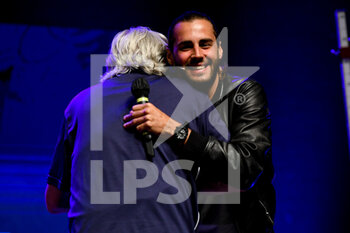 2021-10-09 - Gianmarco Tamberi abbraccia Dick Fosbury - FESTIVAL DELLO SPORT 2021 - SABATO - EVENTS - OTHER SPORTS