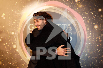 2021-12-14 - Gianmarco Tamberi hugs Marcell Jacobs - GAZZETTA SPORTS AWARDS 2021 - EVENTS - OTHER SPORTS