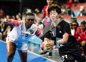 02/12/2021 - Harang Jo of Korea competes with Belvina Mouyamba of Congo during the IHF Women's World Championship 2021, Group F handball match between South Korea and Congo on December 2, 2021 at Palau d'Esports de Granollers in Granollers, Barcelona, Spain - IHF WOMEN'S WORLD CHAMPIONSHIP 2021, GROUP F - SOUTH KOREA VS CONGO - PALLAMANO - ALTRO