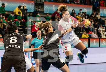 02/12/2021 - Kimberley Rutil of Congo and Jinyi Kim of Korea during the IHF Women's World Championship 2021, Group F handball match between South Korea and Congo on December 2, 2021 at Palau d'Esports de Granollers in Granollers, Barcelona, Spain - IHF WOMEN'S WORLD CHAMPIONSHIP 2021, GROUP F - SOUTH KOREA VS CONGO - PALLAMANO - ALTRO