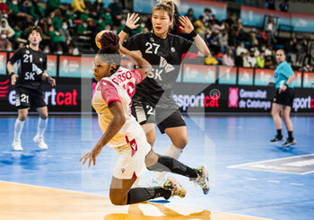 02/12/2021 - Sharon Dorson of Congo and Jinyi Kim of Korea during the IHF Women's World Championship 2021, Group F handball match between South Korea and Congo on December 2, 2021 at Palau d'Esports de Granollers in Granollers, Barcelona, Spain - IHF WOMEN'S WORLD CHAMPIONSHIP 2021, GROUP F - SOUTH KOREA VS CONGO - PALLAMANO - ALTRO