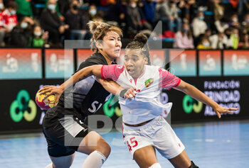 02/12/2021 - Josephine Nkou of Congo and Jinyi Kim of Korea during the IHF Women's World Championship 2021, Group F handball match between South Korea and Congo on December 2, 2021 at Palau d'Esports de Granollers in Granollers, Barcelona, Spain - IHF WOMEN'S WORLD CHAMPIONSHIP 2021, GROUP F - SOUTH KOREA VS CONGO - PALLAMANO - ALTRO