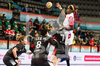02/12/2021 - Betchaidelle Ngombele of Congo and Eunjoo Shin of Korea during the IHF Women's World Championship 2021, Group F handball match between South Korea and Congo on December 2, 2021 at Palau d'Esports de Granollers in Granollers, Barcelona, Spain - IHF WOMEN'S WORLD CHAMPIONSHIP 2021, GROUP F - SOUTH KOREA VS CONGO - PALLAMANO - ALTRO