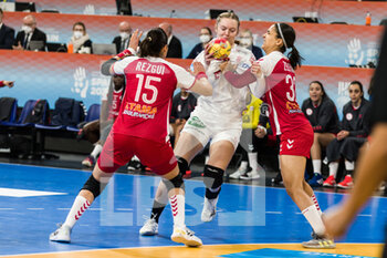 02/12/2021 - Anne Mette Hansen of Denmark in action against Nada Zalfani and Rakia Rezgui of Tunisia during the IHF Women's World Championship 2021, Group F handball match between Denmark and Tunisia on December 2, 2021 at Palau d'Esports de Granollers in Granollers, Barcelona, Spain - IHF WOMEN'S WORLD CHAMPIONSHIP 2021, GROUP F - DENMARK VS TUNISIA - PALLAMANO - ALTRO