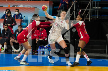 02/12/2021 - Anne Mette Hansen of Denmark in action Rakia Rezgui of Tunisia during the IHF Women's World Championship 2021, Group F handball match between Denmark and Tunisia on December 2, 2021 at Palau d'Esports de Granollers in Granollers, Barcelona, Spain - IHF WOMEN'S WORLD CHAMPIONSHIP 2021, GROUP F - DENMARK VS TUNISIA - PALLAMANO - ALTRO