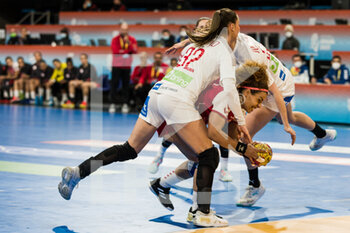 02/12/2021 - Mouna Jlezi of Tunisia in action against Mie Hojlund of Denmark during the IHF Women's World Championship 2021, Group F handball match between Denmark and Tunisia on December 2, 2021 at Palau d'Esports de Granollers in Granollers, Barcelona, Spain - IHF WOMEN'S WORLD CHAMPIONSHIP 2021, GROUP F - DENMARK VS TUNISIA - PALLAMANO - ALTRO
