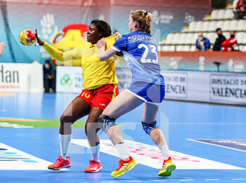 03/12/2021 - Karichma Kaltoume Ekoh of Cameroon and Elena Mikhaylichenko of RHF in action during the IHF Women's World Championship 2021, Group B handball match between RHF Handball Federation of Russia and Cameroon on December 3, 2021 at the Pla de L'Arc pavilion in Lliria, Valencia, Spain - IHF WOMEN'S WORLD CHAMPIONSHIP 2021, GROUP B - RHF HANDBALL FEDERATION OF RUSSIA VS CAMEROON - PALLAMANO - ALTRO