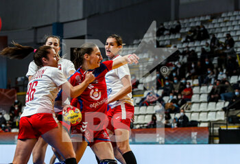 03/12/2021 - Tamara Radojevic of Serbia and Dagmara Nocun of Poland in action during the IHF Women's World Championship 2021, Group B handball match between Serbia and Poland on December 3, 2021 at the Pla de L'Arc pavilion in Lliria, Valencia, Spain - IHF WOMEN'S WORLD CHAMPIONSHIP 2021, GROUP B - SERBIA VS POLAND - PALLAMANO - ALTRO