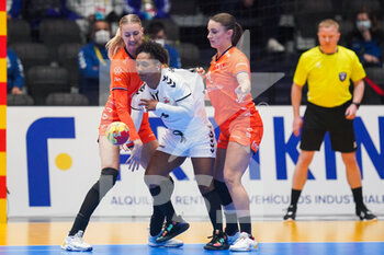 2021-12-03 - Nathalys Ceballos of Puerto Rico battles for the ball with Dione Housheer of Netherlands and Danick Snelder of Netherlands during the IHF Women's World Championship 2021, Group D handball match between Netherlands and Puerto Rico on December 3, 2021 at Palacio de Deportes de Torrevieja in Torrevieja, Spain - IHF WOMEN'S WORLD CHAMPIONSHIP 2021, GROUP D - NETHERLANDS VS PUERTO RICO - HANDBALL - OTHER SPORTS