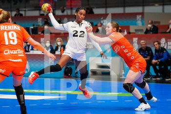 2021-12-03 - Zuleika Fuentes of Puerto Rico battles for the ball with Laura van der Heijden of Netherlands during the IHF Women's World Championship 2021, Group D handball match between Netherlands and Puerto Rico on December 3, 2021 at Palacio de Deportes de Torrevieja in Torrevieja, Spain - IHF WOMEN'S WORLD CHAMPIONSHIP 2021, GROUP D - NETHERLANDS VS PUERTO RICO - HANDBALL - OTHER SPORTS
