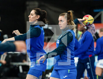 05/12/2021 - Alja Varagic of Slovenia warms up during the IHF Women's World Championship 2021, Group A handball match between Slovenia and France on December 5, 2021 at Palau d'Esports de Granollers in Granollers, Barcelona, Spain - IHF WOMEN'S WORLD CHAMPIONSHIP 2021, GROUP A - SLOVENIA VS FRANCE - PALLAMANO - ALTRO