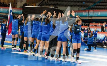 05/12/2021 - Slovenia team during the IHF Women's World Championship 2021, Group A handball match between Slovenia and France on December 5, 2021 at Palau d'Esports de Granollers in Granollers, Barcelona, Spain - IHF WOMEN'S WORLD CHAMPIONSHIP 2021, GROUP A - SLOVENIA VS FRANCE - PALLAMANO - ALTRO
