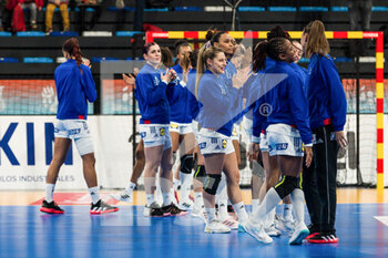 05/12/2021 - France team during the IHF Women's World Championship 2021, Group A handball match between Slovenia and France on December 5, 2021 at Palau d'Esports de Granollers in Granollers, Barcelona, Spain - IHF WOMEN'S WORLD CHAMPIONSHIP 2021, GROUP A - SLOVENIA VS FRANCE - PALLAMANO - ALTRO