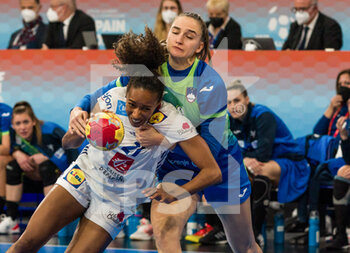05/12/2021 - Estelle Nze Minko of France fights for the ball with Nina Zabjek of Slovenia during the IHF Women's World Championship 2021, Group A handball match between Slovenia and France on December 5, 2021 at Palau d'Esports de Granollers in Granollers, Barcelona, Spain - IHF WOMEN'S WORLD CHAMPIONSHIP 2021, GROUP A - SLOVENIA VS FRANCE - PALLAMANO - ALTRO