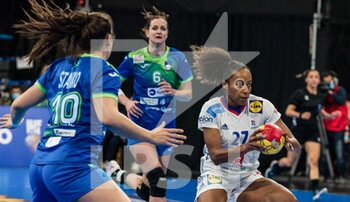 05/12/2021 - Estelle Nze Minko of France in action during the IHF Women's World Championship 2021, Group A handball match between Slovenia and France on December 5, 2021 at Palau d'Esports de Granollers in Granollers, Barcelona, Spain - IHF WOMEN'S WORLD CHAMPIONSHIP 2021, GROUP A - SLOVENIA VS FRANCE - PALLAMANO - ALTRO