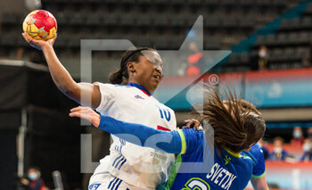 05/12/2021 - Grace Zaadi Deuna of France in action against Maja Svetik of Slovenia during the IHF Women's World Championship 2021, Group A handball match between Slovenia and France on December 5, 2021 at Palau d'Esports de Granollers in Granollers, Barcelona, Spain - IHF WOMEN'S WORLD CHAMPIONSHIP 2021, GROUP A - SLOVENIA VS FRANCE - PALLAMANO - ALTRO