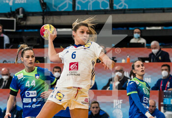 05/12/2021 - Chloe Valentini of France in action during the IHF Women's World Championship 2021, Group A handball match between Slovenia and France on December 5, 2021 at Palau d'Esports de Granollers in Granollers, Barcelona, Spain - IHF WOMEN'S WORLD CHAMPIONSHIP 2021, GROUP A - SLOVENIA VS FRANCE - PALLAMANO - ALTRO