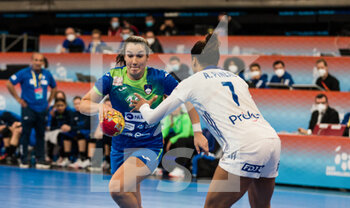 05/12/2021 - Tjasa Stanko of Slovenia and Allison Pineau of France during the IHF Women's World Championship 2021, Group A handball match between Slovenia and France on December 5, 2021 at Palau d'Esports de Granollers in Granollers, Barcelona, Spain - IHF WOMEN'S WORLD CHAMPIONSHIP 2021, GROUP A - SLOVENIA VS FRANCE - PALLAMANO - ALTRO