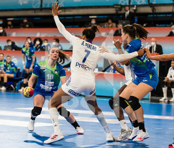 05/12/2021 - Nina Zulic of Slovenia and Allison Pineau of France during the IHF Women's World Championship 2021, Group A handball match between Slovenia and France on December 5, 2021 at Palau d'Esports de Granollers in Granollers, Barcelona, Spain - IHF WOMEN'S WORLD CHAMPIONSHIP 2021, GROUP A - SLOVENIA VS FRANCE - PALLAMANO - ALTRO