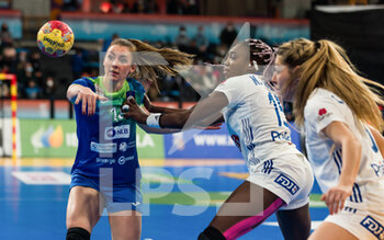 05/12/2021 - Nina Zulic of Slovenia and Kalidiatou Niakate of France during the IHF Women's World Championship 2021, Group A handball match between Slovenia and France on December 5, 2021 at Palau d'Esports de Granollers in Granollers, Barcelona, Spain - IHF WOMEN'S WORLD CHAMPIONSHIP 2021, GROUP A - SLOVENIA VS FRANCE - PALLAMANO - ALTRO