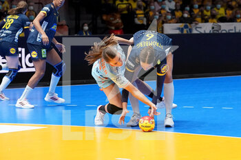 08/12/2021 - Larissa Nusser of the Netherlands in a duel with Carin Stromberg of Sweden during the IHF Women's World Championship 2021, Group D handball match between Netherlands and Sweden on December 7, 2021 at Palacio de Deportes de Torrevieja in Torrevieja, Spain - IHF WOMEN'S WORLD CHAMPIONSHIP 2021, GROUP D - NETHERLANDS VS SWEDEN - PALLAMANO - ALTRO