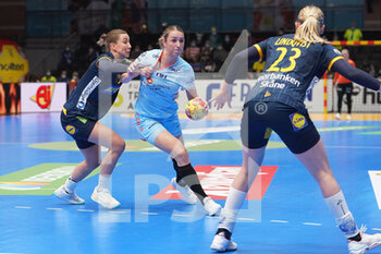 08/12/2021 - Nina Dano of Sweden in a duel with Lois Abbingh of the Netherlands during the IHF Women's World Championship 2021, Group D handball match between Netherlands and Sweden on December 7, 2021 at Palacio de Deportes de Torrevieja in Torrevieja, Spain - IHF WOMEN'S WORLD CHAMPIONSHIP 2021, GROUP D - NETHERLANDS VS SWEDEN - PALLAMANO - ALTRO