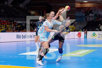 08/12/2021 - Jamina Roberts of Sweden in a duel with Larissa Nusser of the Netherlands during the IHF Women's World Championship 2021, Group D handball match between Netherlands and Sweden on December 7, 2021 at Palacio de Deportes de Torrevieja in Torrevieja, Spain - IHF WOMEN'S WORLD CHAMPIONSHIP 2021, GROUP D - NETHERLANDS VS SWEDEN - PALLAMANO - ALTRO