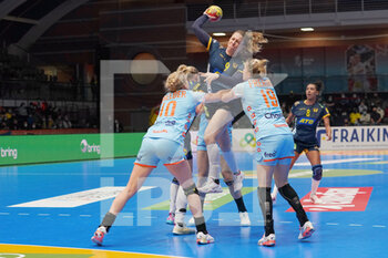 08/12/2021 - Melissa Petren of Sweden in a duel with Danick Snelder of the Netherlands and Merel Freriks of the Netherlands during the IHF Women's World Championship 2021, Group D handball match between Netherlands and Sweden on December 7, 2021 at Palacio de Deportes de Torrevieja in Torrevieja, Spain - IHF WOMEN'S WORLD CHAMPIONSHIP 2021, GROUP D - NETHERLANDS VS SWEDEN - PALLAMANO - ALTRO