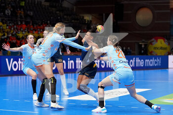 08/12/2021 - Jamina Roberts of Sweden in a duel with Kelly Dulfer of the Netherlands and Inger Smits of the Netherlands during the IHF Women's World Championship 2021, Group D handball match between Netherlands and Sweden on December 7, 2021 at Palacio de Deportes de Torrevieja in Torrevieja, Spain - IHF WOMEN'S WORLD CHAMPIONSHIP 2021, GROUP D - NETHERLANDS VS SWEDEN - PALLAMANO - ALTRO