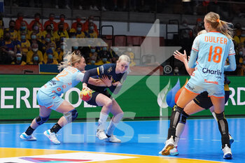 08/12/2021 - Emma Lindqvist of Sweden in a duel with Zoe Sprengers of the Netherlands during the IHF Women's World Championship 2021, Group D handball match between Netherlands and Sweden on December 7, 2021 at Palacio de Deportes de Torrevieja in Torrevieja, Spain - IHF WOMEN'S WORLD CHAMPIONSHIP 2021, GROUP D - NETHERLANDS VS SWEDEN - PALLAMANO - ALTRO