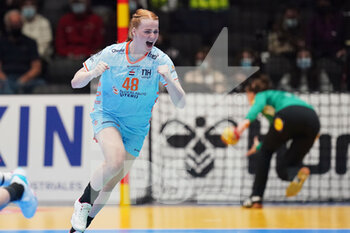 08/12/2021 - Dione Housheer of the Netherlands during the IHF Women's World Championship 2021, Group D handball match between Netherlands and Sweden on December 7, 2021 at Palacio de Deportes de Torrevieja in Torrevieja, Spain - IHF WOMEN'S WORLD CHAMPIONSHIP 2021, GROUP D - NETHERLANDS VS SWEDEN - PALLAMANO - ALTRO