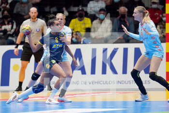 08/12/2021 - Jamina Roberts of Sweden in a duel with Danick Snelder of the Netherlands during the IHF Women's World Championship 2021, Group D handball match between Netherlands and Sweden on December 7, 2021 at Palacio de Deportes de Torrevieja in Torrevieja, Spain - IHF WOMEN'S WORLD CHAMPIONSHIP 2021, GROUP D - NETHERLANDS VS SWEDEN - PALLAMANO - ALTRO