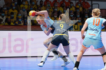 08/12/2021 - Dione Housheer of the Netherlands in a duel with Melissa Petren of Sweden during the IHF Women's World Championship 2021, Group D handball match between Netherlands and Sweden on December 7, 2021 at Palacio de Deportes de Torrevieja in Torrevieja, Spain - IHF WOMEN'S WORLD CHAMPIONSHIP 2021, GROUP D - NETHERLANDS VS SWEDEN - PALLAMANO - ALTRO