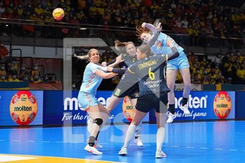 08/12/2021 - Dione Housheer of the Netherlands and Carin Stromberg of Sweden during the IHF Women's World Championship 2021, Group D handball match between Netherlands and Sweden on December 7, 2021 at Palacio de Deportes de Torrevieja in Torrevieja, Spain - IHF WOMEN'S WORLD CHAMPIONSHIP 2021, GROUP D - NETHERLANDS VS SWEDEN - PALLAMANO - ALTRO